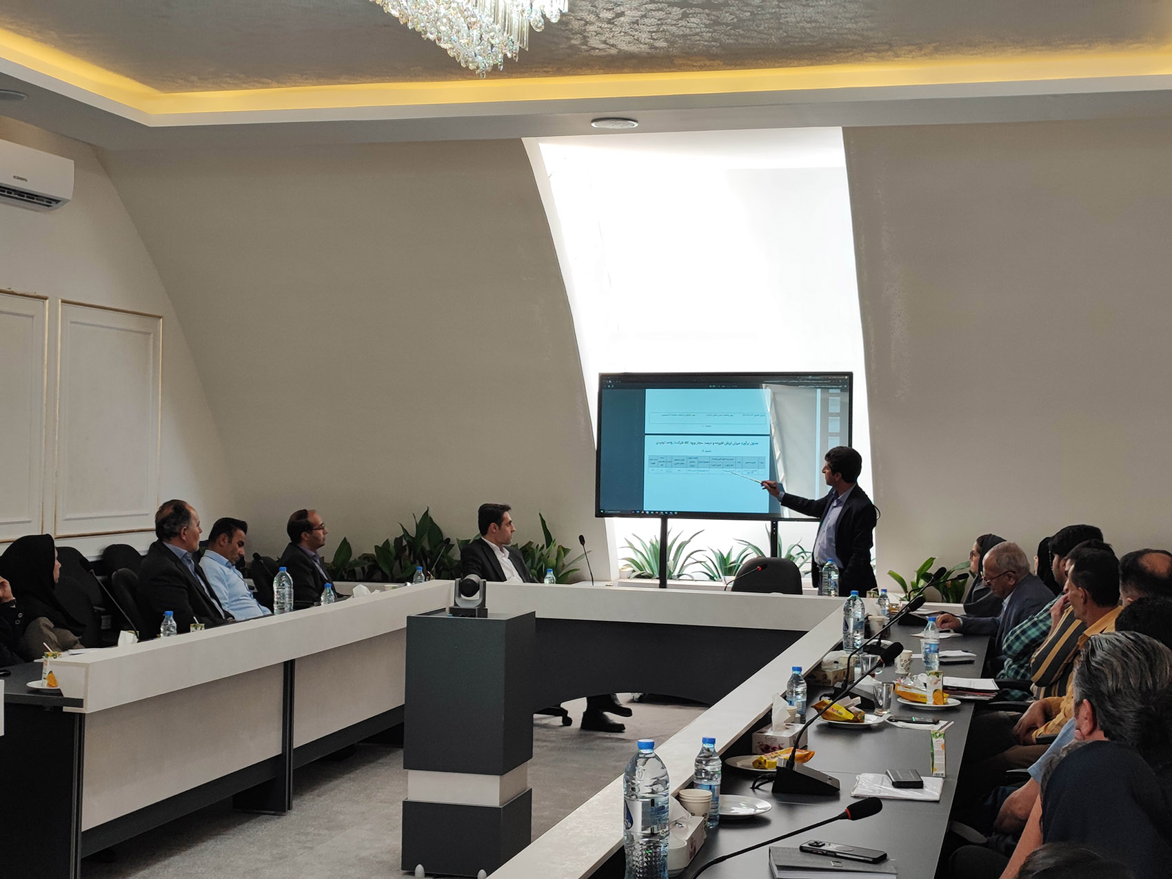 Organize a meeting to present the region’s assets