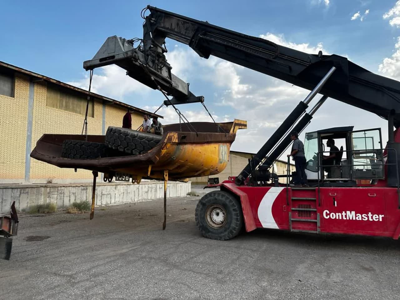 The arrival of 12 dump trucks in warehouses in the zone.